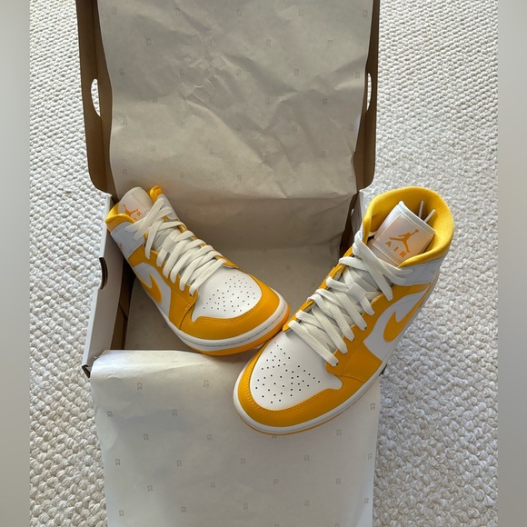 Women’s Air Jordan multi sizes (only size 8 left) - Picture 3 of 5